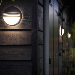 Klassiche LED Außenwandleuchte aus Kunststoff in...