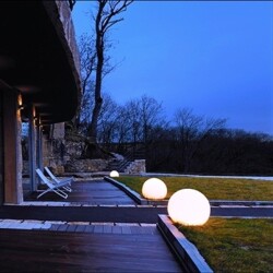 Moderne Outdoor Leuchtkugel in weiß